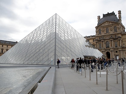 متحف اللوفر يعيد فتح أبوابه للجمهور بعد أكثر من 6 أشهر من الإغلاق بسبب تفشي مرض فيروس كورونا في فرنسا. 19 مايو 2021 - REUTERS