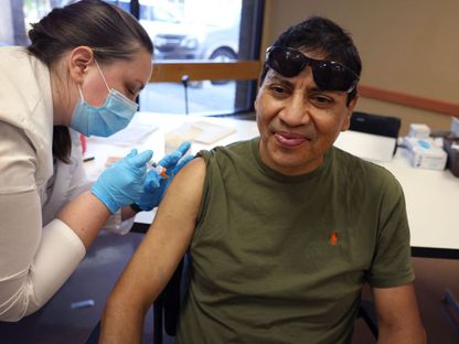 شخص يتلقى لقاح الإنفلونزا بمركز طبي في مدينة شيكاغو بولاية إلينوي الأميركية. 9 سبتمبر 2022 - Getty Images via AFP