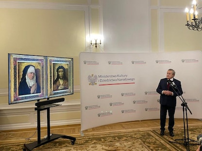 وزير الثقافة البولندي بيوتر غلينسكي أثناء تسلّم "اللوحة المزدوجة" 26 يناير 2023 - @kultura_gov_pl