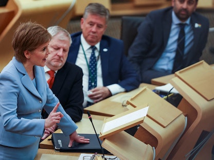 رئيسة وزراء اسكتلندا نيكولا ستورجن تتحدث أمام البرلمان الاسكتلندي في إدنبرة - 28 يونيو 2022 - REUTERS