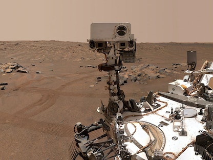 روبوت ناسا الجوال "برسيفرنس" الموجود فوق صخرة على سطح المريخ- 10 سبتمبر 2021  - via REUTERS