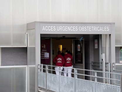 عاملون صحيون يدخلون مبنى الطوارئ في أحد مستشفيات كوربيل إيسون بضواحي باريس- 6 يناير 2023 - REUTERS