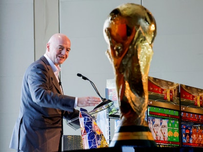 جياني إنفانتينو رئيس الاتحاد الدولي لكرة القدم أمام كأس العالم  - REUTERS