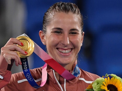 لاعبة التنس السويسرية بليندا بنتشيتش تحتفل بذهبية أولمبياد طوكيو 2020 - AFP
