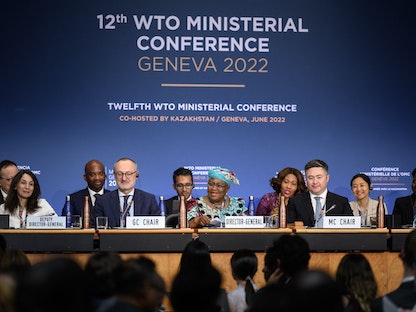 المديرة العامة لمنظمة التجارة العالمية نجوزي أوكونجو إيويالا (وسط) تلقي خطابها خلال الجلسة الختامية للمؤتمر الوزاري لمنظمة التجارة العالمية في جنيف - 17 يونيو 2022 - AFP