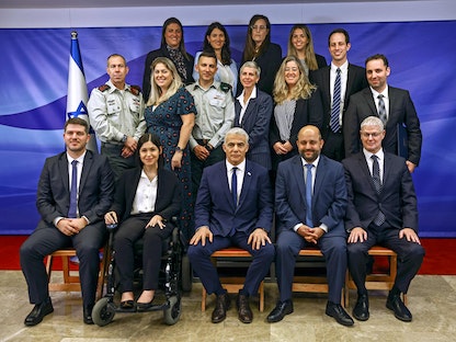 رئيس الوزراء الإسرائيلي يائير لبيد في صورة مع أعضاء فريق التفاوض الإسرائيلي بعد التوقيع على اتفاق بوساطة أميركية بين إسرائيل ولبنان- القدس 27 أكتوبر 2022  - AFP