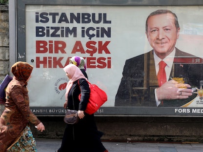الرئيس التركي رجب طيب أردوغان في لافتة انتخابية لحزب العدالة والتنمية في إسطنبول - 28 مارس 2019 - Bloomberg