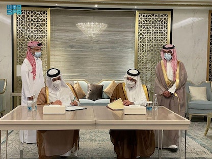 وزير الدولة السعودي ووزير الخارجية بالنيابة الدكتور مساعد بن محمد العيبان، والشيخ محمد بن عبدالرحمن آل ثاني نائب رئيس مجلس الوزراء وزير خارجية قطر خلال توقيع محضر إنشاء مجلس التنسيق السعودي القطري في نيوم 25 أغسطس 2021 - وكالة الأنباء السعودية (واس)