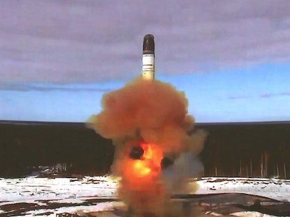 صاروخ "سارمات" الروسي الباليستي العابر للقارات لحظة إطلاقه من قاعدة "بليسيتسك" الفضائية، في إقليم أرخانجيلسك، روسيا- 20 أبريل 2022 - AFP