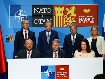 تركيا والسويد وفنلندا يوقعون وثيقة خلال قمة الناتو في مدريد بشأن انضمام هلسنكي وستوكهولم لحلف الناتو- إسبانيا- 28 يونيو 2022. - REUTERS