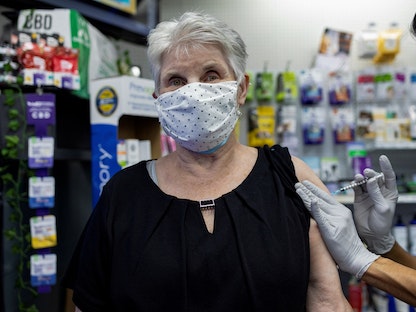 امرأة تتلقى جرعة ثالثة معززة من لقاح فايزر المضاد لفيروس كورونا في بنسلفانيا بالولايات المتحدة، 14 أغسطس 2021 - REUTERS