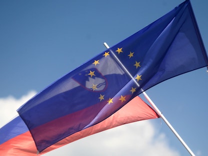 علما الاتحاد الأوروبي والسلوفيني يرفرفان قبل بدء رئاسة سلوفينيا للاتحاد الأوروبي في مدينة ميدفود، سلوفينيا، 30 يونيو 2021. - REUTERS