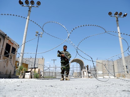 جندي من الجيش الأفغاني يحرس بوابة قاعدة "باغرام" الجوية، في اليوم الذي أخلت فيه آخر القوات الأميركية القاعدة، 2 يوليو 2021 - REUTERS