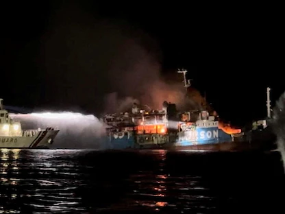 خفر السواحل الفلبيني يحاول إخماد حريق في مركب مشتعل قبالة جزيرة "بالوك- بالوك" في الفلبين. 29 مارس 2023 - via REUTERS