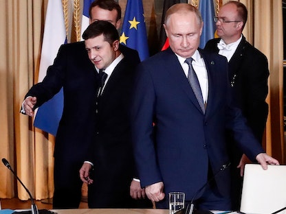 الرئيس الأوكراني فولوديمير زيلينسكي (يسار) والرئيس الروسي فلاديمير بوتين (يمين) يصلان لحضور اجتماع حول أوكرانيا في قصر الإليزيه، فرنسا – 9 ديسمبر 2019 - AFP