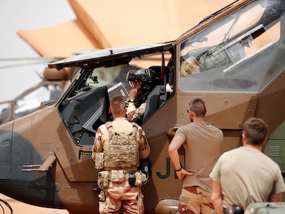 جنود فرنسيون يعملون على مروحية هجومية من طراز "تايغر" في معسكر للعمليات في غاو، مالي، 1 أغسطس 2019 - REUTERS