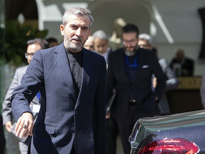كبير المفاوضين النوويين الإيرانيين علي باقري أمام مقر عقد المحادثات النووية في فيينا. 4 أغسطس 2022 - AFP