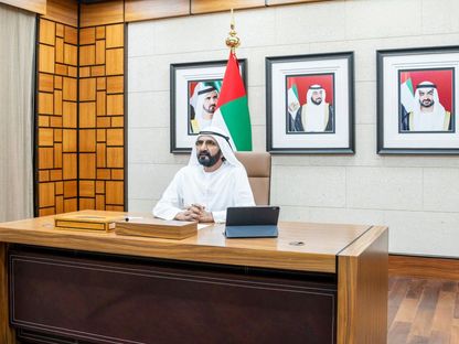 الشيخ محمد بن راشد آل مكتوم خلال الاجتماع الذي عقدته الحكومة الإماراتية عن بعد-13 مايو 2020 - وكالة أنباء الإمارات "وام"