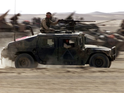 مدرعة أميركية أثناء دورية من قاعدة مشاة البحرية في جنوب أفغانستان. ديسمبر 2001 - REUTERS