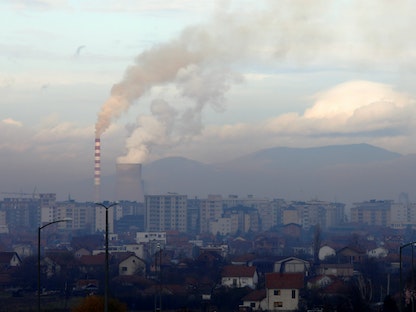 دخان يتصاعد من محطة لتوليد الكهرباء تعمل بالفحم، بالقرب من بريشتينا في كوسوفو - REUTERS