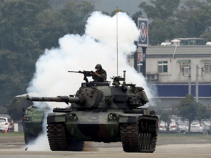 دبابة تايوانية خلال تدريبات تحاكي صدّ غزو  صيني للجزيرة - 9 أكتوبر 2018 - REUTERS