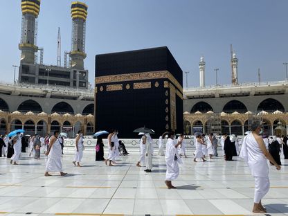 سعوديون ومقيمون يطوفون حول الكعبة المشرفة بعد استئناف أداء العمرة، 4 أكتوبر 2020 - AFP
