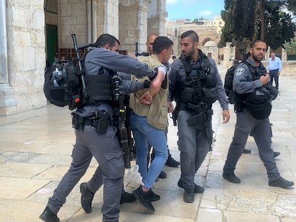 القوات الإسرائيلية تعتقل فلسطينياً بالتزامن مع اقتحام مستوطنين للمسجد الأقصى- 23 مايو 2021 - Anadolu Agency via Getty Images