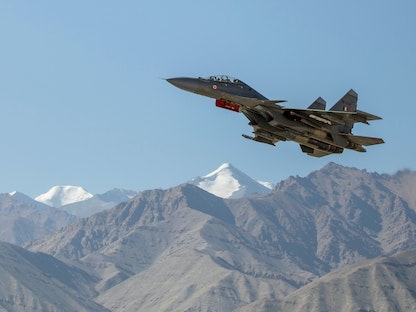 مقاتلة هندية تحلّق فوق جبال في منطقة لاداخ، 15 سبتمبر 2020 - REUTERS