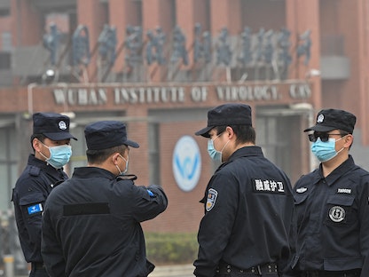 عناصر أمن خارج معهد "ووهان لعلم الفيروسات" في مقاطعة هوبي وسط الصين. 3 فبراير 2021 - AFP