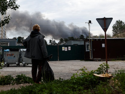 رجل ينظر إلى الدخان بعد سماع دوي انفجارات في العاصمة الأوكرانية كييف– 5 يونيو 2022 - REUTERS