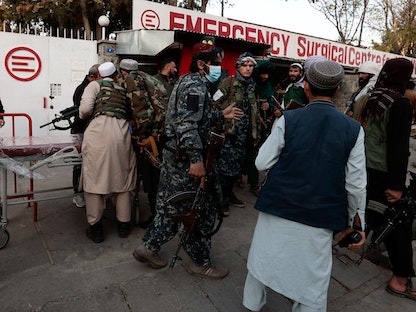 مقاتلو طالبان يفحصون رفاقهم المصابين عند مدخل المستشفى العسكري في العاصمة الأفغانية كابول. 2 نوفمبر 2021 - REUTERS