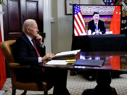 الرئيس الأميركي جو بايدن خلال قمة افتراضية مع نظيره الصيني شي جينجبينج - REUTERS