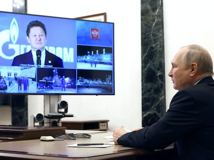 الرئيس الروسي فلاديمير بوتين يستمع للمدير التنفيذي لشركة "غازبروم"  أليكسي ميلر عبر تقنية الفيديو، موسكو، 21 ديسمبر 2022 - via REUTERS