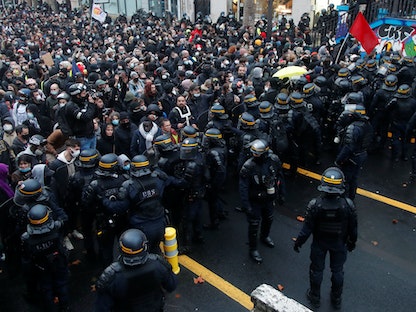شرطة مكافحة الشغب الفرنسية تمنع تقدم مظاهرة ضد "قانون الأمن" في باريس، 12 ديسمبر 2020 - REUTERS