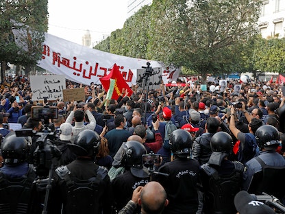 تظاهرة وسط العاصمة تونس في ذكرى اغتيال الناشط السياسي شكري بلعيد - 6 فبراير 2021 - REUTERS