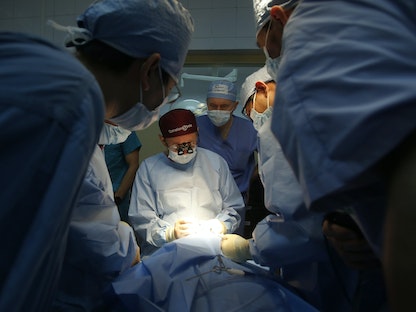 أطباء يجرون عملية جراحية في مستشفى في هانوي عاصمة فيتنام، 18 نوفمبر 2014 - REUTERS