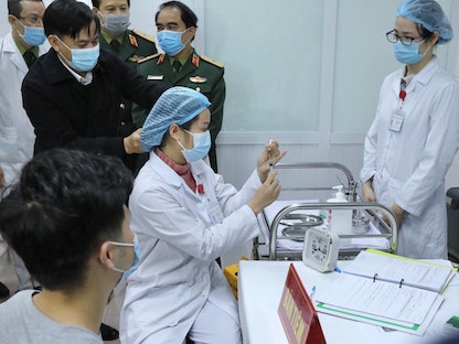 متطوع يحصل على لقاح فيروس كورونا المطور محلياً في فيتنام "نانو كوفاكس" في العاصمة هانوي - via REUTERS