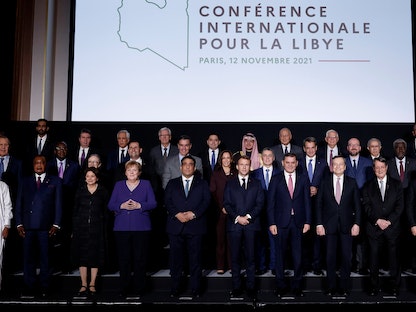 الرئيس الفرنسي إيمانويل ماكرون مع قادة عدد من الدول خلال مؤتمر باريس بشأن ليبيا، 12 نوفمبر 2021 - REUTERS