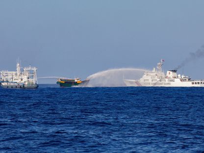 سفن خفر سواحل صينية تطلق خراطيم المياه باتجاه سفينة إمداد فلبينية عند جزيرة "سكند توماس شول" في بحر الصين الجنوبي. 5 مارس 2024 - REUTERS