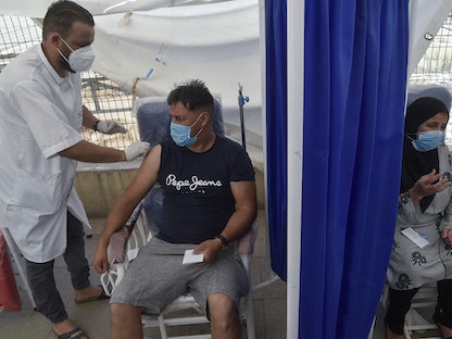 جانب من حملة التلقيح ضد فيروس كورونا التي تنفذها السلطات الجزائرية، 9 يوليو 2021 - AFP