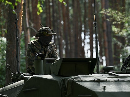 جندي أوكراني أعلى دبابة من طراز Leopard 1A5 في منطقة كليتز الألمانية. 17 أغسطس 2023 - REUTERS