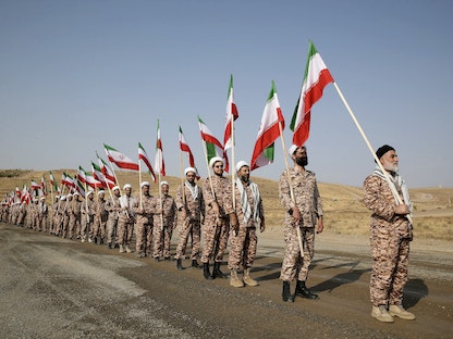 أعضاء من الحرس الثوري الإيراني خلال مناورات عسكرية غرب البلاد. 17 أكتوبر 2022 - REUTERS