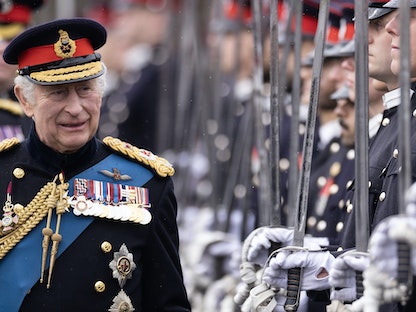 ملك بريطانيا تشارلز الثالث يتفقد الطلاب الخريجين أثناء عرض في الأكاديمية العسكرية الملكية في ساندهيرست، جنوب غربي لندن. إنجلترا. 14 أبريل 2023 - AFP