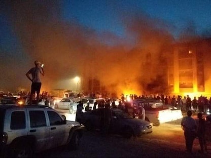 صورة من مقطع فيديو متداول لمتظاهرين يقتحمون مقر البرلمان الليبي في طبرق ويضرمون النار فيه - 1 يوليو 2022 