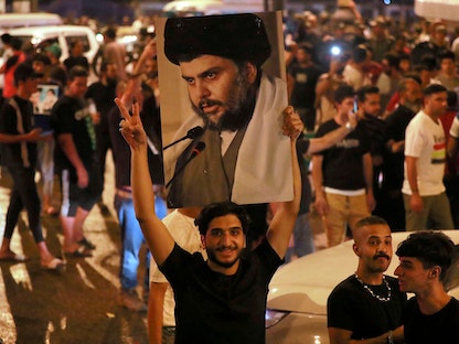 مؤيدون لمقتدى الصدر يحتفلون في بغداد بعد إعلان نتائج الانتخابات العراقية -11 أكتوبر 2021 - AFP