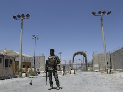 جندي من الجيش الأفغاني يقف حراسة في قاعدة باغرام الجوية شمال كابول بعد مغادرة جميع القوات الأميركية وحلف شمال الأطلسي، أفغانستان 2 يوليو 2021. - AFP