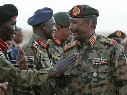 رئيس المجلس الانتقالي السوداني اللواء عبد الفتاح البرهان يحيي ضباطاً في الجيش خلال تدريبات عسكرية في الخرطوم - 30 أكتوبر 2019 - AFP