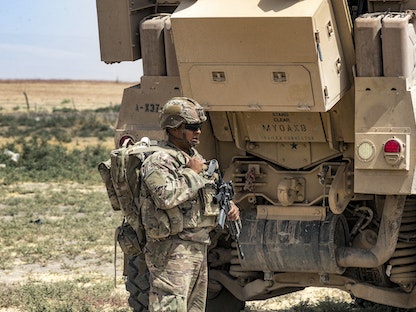 جندي أميركي في دورية بالقرب من إحدى القرى في القامشلي بمحافظة الحسكة، شمال شرقي سوريا - 21 أغسطس 2022. - AFP