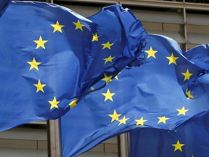 أعلام الاتحاد الأوروبي ترفرف خارج مقره بروكسل في بلجيكا، في 5 مايو 2021 - REUTERS
