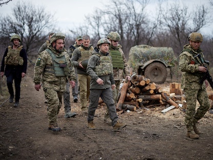 صورة أرشيفية للرئيس الأوكراني فولوديمير زيلينسكي خلال زيارة لمواقع القوات المسلحة قرب خط المواجهة مع الانفصاليين في دونباس- 8 أبريل 2021 - الرئاسية الأوكرانية-REUTERS
